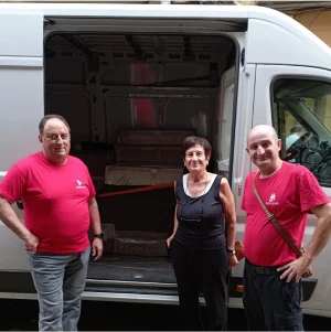 Grupo de personas frente a una camioneta abierta