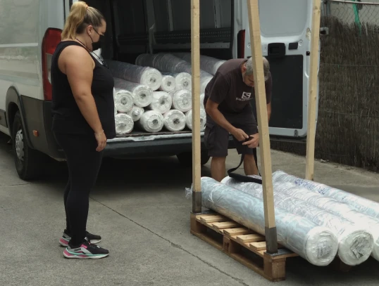 Personas cargando mercancía a camioneta